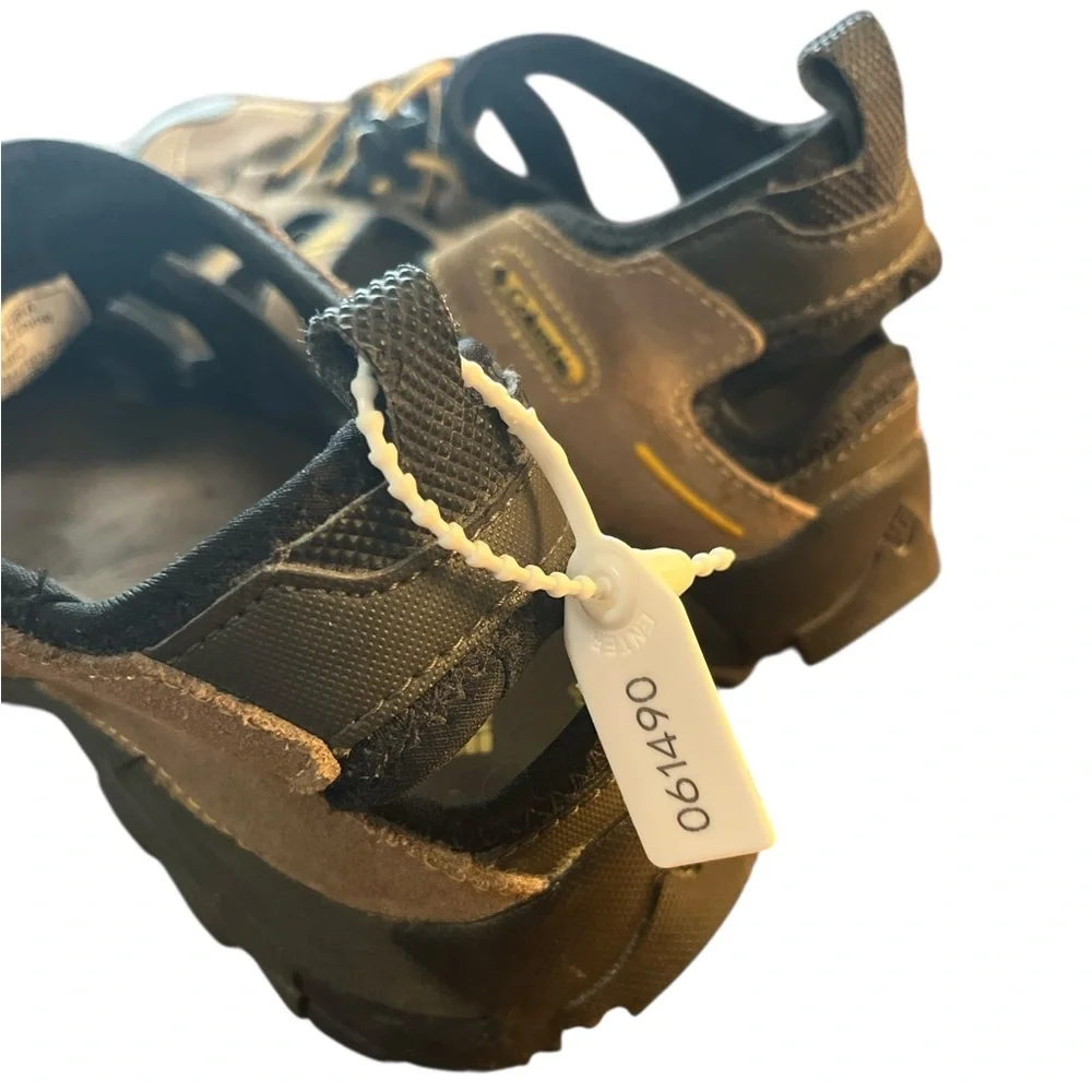 Columbia closed toe athletic athleisure shoes